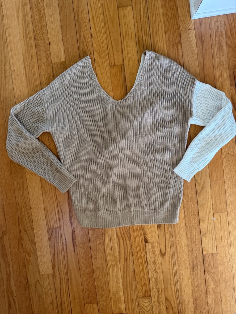 V-Neck Two-Tone Knit Sweater - Cream & Beige knot detail/backless